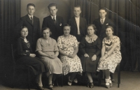 Otec pamětnice (v horní řadě první zprava) se spolužáky z české měšťanky ve Frýdlantě