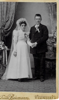 Svatba prarodičů pamětnice Růženy Dlouhé a Franze Janďury 4. listopadu 1899 v hejnickém kostele