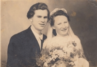 Svatební fotografie rodičů, 1947