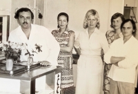 Pamětnice (uprostřed) s kolegy v práci – v závodní jídelně