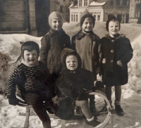 Pamětnice (stojící uprostřed) za války v Jablonci se sestrou Sieglindou (na saních vpravo) a kamarády