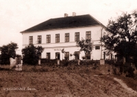 Škola v Sousedovicích, kde učil otec pamětníka a Miroslav Pravda tam prožil první roky dětství
