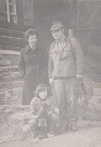 Jan Hrad s manželkou a dcerou na Rabštějně na chatě, kterou pomáhal stavět jeho tatínek, 70. léta
