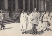 Jan Hrad s manželkou a kamarádkou Řekyní v Karlových Varech na kolonádě