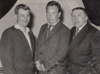 Jan Hrad (vlevo) se spolužákem z průmyslovky a s mistrem 