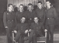 Jan Hrad (vlevo) na vojně v Chomutově