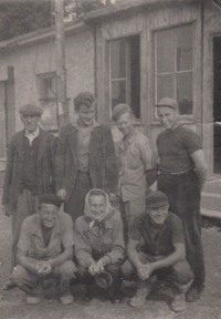 Jan Hrad (druhý zleva) se spolupracovníky v Chomli u Radnic, když dělal úkoláře na ústřední šachtě