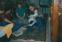 Jan Hrad s rodinou v prvním bytě na Slovanech, cca 1986