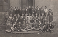 Jan Hrad (pátý zleva nahoře) se spolužáky z chlapecké třídy v Kopistech u Mostu, 1948