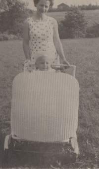 Manželka Jana Hrada s malým Honzíkem v kočárku