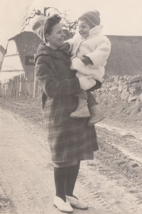 Manželka Jana Hrada s malým Honzíkem
