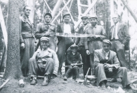 U zeměměřičského úřadu na Šumavě; jako třetí zprava nad ním jeho tatínek