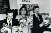 лютий 1996 року — у Празі з першим номером журналу CHIP, зліва направо: Олексій Єфетов (головний редактор CHIP), Елліна Шнурко-Табакова, Hugo Martin 