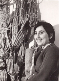 Růžena Šromová tká gobelín jako diplomovou práci