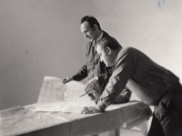 Jan Hrad jako stavbyvedoucí polikliniky ve Škrétově ulici se svým kolegou