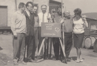 Jan Hrad s kamarády v Jateční ulici v Plzni, kde měli kancelář