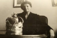 Maminka Alena Wittmannová s korunou na Tóru, kterou Sylvie restaurovala