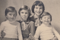 Čtyři sestry Petřákovy, zleva Zuzana, Romana, Irena, Alexandra, 1962