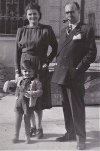 Ludmila a Vojtěch Stáňovi se svým synem Antonínem (Vídeň 1947?)