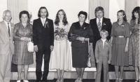 Svatba, novomanželé s rodinou, Kostelec nad Orlicí, 1982