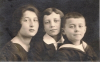 Sourozenci Gutmannovi. Zleva Gertrude, Arnošt (otec pamětnice) a Pavel, Ústí nad Labem, 20. léta 20. století