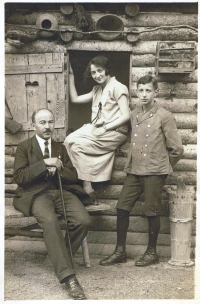 Joseph Gutmann with daughter Gertrude and son Arnost, 1924
