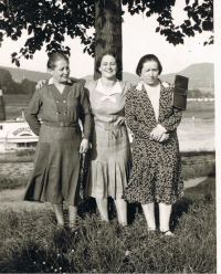 Sestry Popperovy, 30. léta 20. století. Zleva Anna Gutmannová (babička pamětnice), Kamila Fischerová a Rosa Wernerová - všechny zahynuly v koncentračních táborech