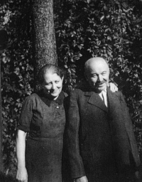 Anna and Joseph Gutmann, grandparents of the witness, 1930s