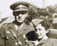 Jusja a Pavel Gutmannovi, kteří sloužili ve Svobodově armádě, po návratu do Prahy, srpen 1945