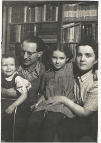 Anna Kofferová (vlevo) s rodiči a sestrou Sylvou, Praha, 1947