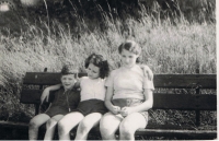 Anna Kofferová se sourozenci Sylvou a Tomášem, Janov nad Nisou, 1953