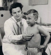 Amálie Gutmannová při své práci pediatričky, 60. léta 20. století