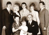 Mazanovci v roku 1967. V strede Ondrej s manželkou Irenou, vedľa neho sestra Helena s manželom, na kraji brat Ján. Dole rodičia.