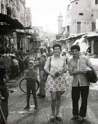 Anna Kofferová s bratrem Tomášem Gutmannem, Náblus, 1971