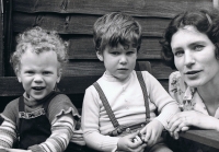 Anna Kofferová with her sons Oscar and Martin, 1977