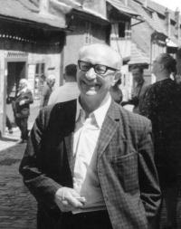 Arnošt Gutmann ve Zlaté uličce, Praha, 1977