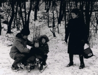 Amálie Gutmannová se svými vnuky Martinem a Oscarem, východní Berlín, 1979