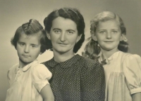 Alena Zemková (vlevo) s maminkou a sestrou po smrti otce v roce 1943