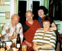 Anna Kofferová s druhoválečným veteránem Gustavem Singerem, sestrou Sylvou a bratrem Tomášem, Janov nad Nisou, 2001