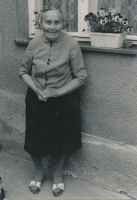 Marie Janatová, kurátorka náboženské komunity volyňských Čechů v Chotiněvsi, 1987