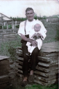 Tchán Františka Fialy, František Pavlíček, se svým vnukem Jiřím Fialou v létě roku 1944 ve Fialově zahradnictví