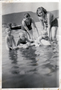 Na fotce zleva: S bratrem Petrem, bratrancem Karlem, tetou Marií a maminkou na Berounce - Mokropsy