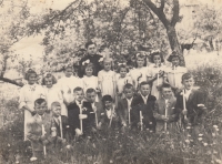Götz Biemann (vpravo dole) před kostelem ve Chvalkovicích, kolem roku 1950