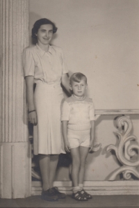 Gözt Biemann ve třech letech s maminkou Boženou Biemannovou, Jaroměř, před rokem 1948