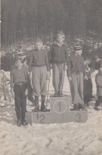 Götz Biemann na druhém místě ve skoku prostém při školních závodech, 50. léta
