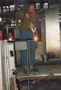 Při práci ve sklárně v Harrachově, 1994