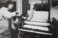 Vlasta Matoušová při tisku grafiky v 80. letech, autor fotografie: P. Charousek