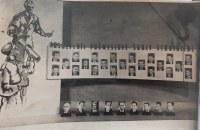 Vladimír Kolář (uprostřed) na fotografii tabla průmyslové školy strojírenské v Písku, 1956