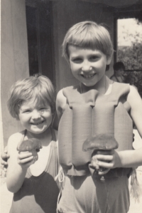 Alexandra Kulhavá (vlevo), chata u Pelhřimova, 60. léta