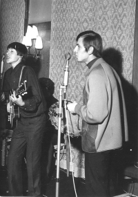 Vystoupení kapely The Tone Hunters u příležitosti 50. výročí Velké říjnové socialistické revoluce v hotelu International, u mikrofonu Jakub Noha a vedle Martin Jung, 1967